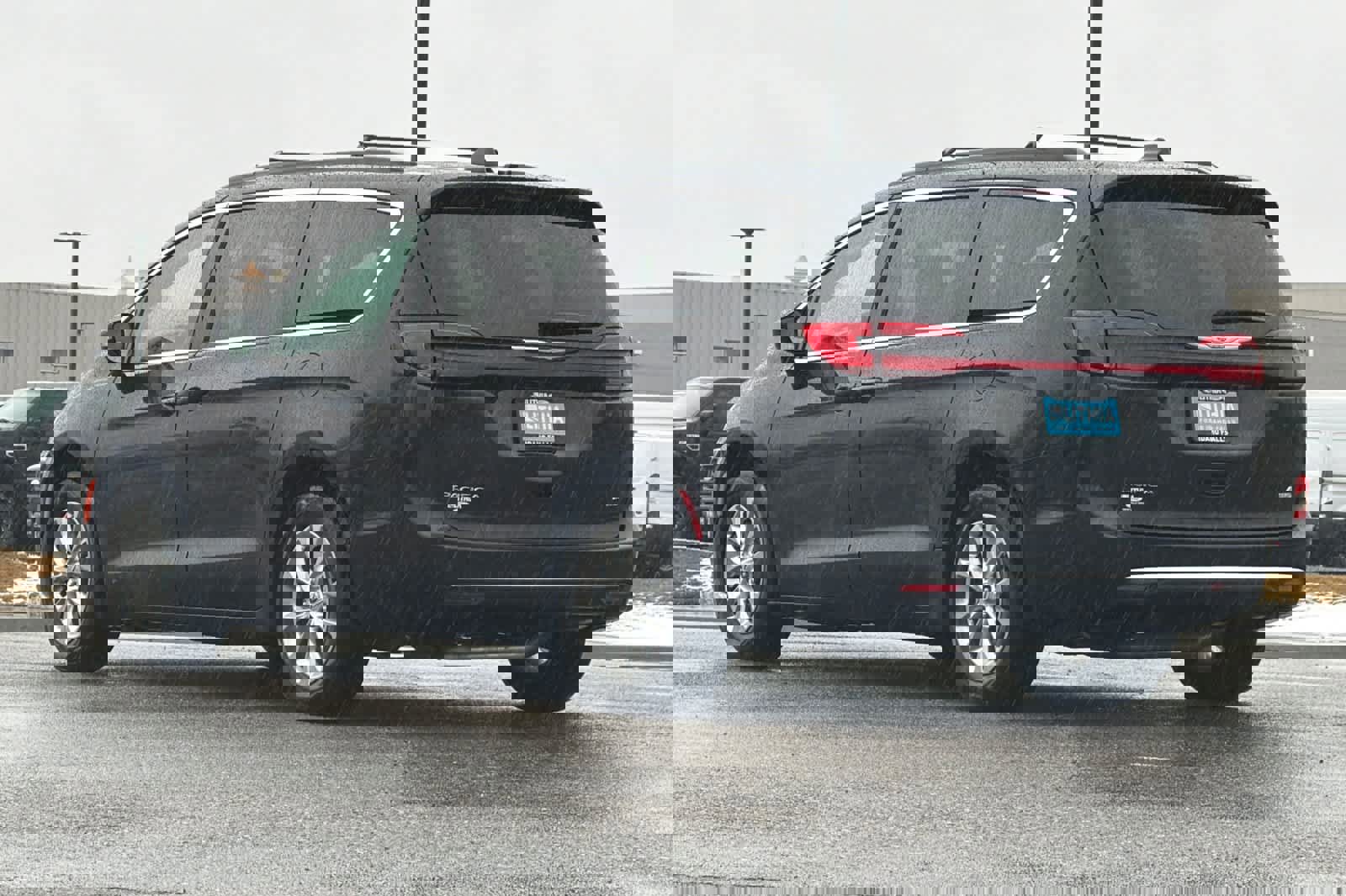 Used 2022 Chrysler Pacifica Touring-L image 3