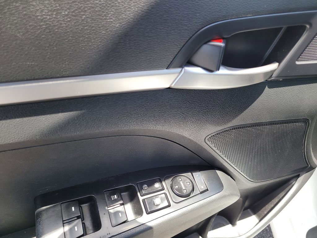 Used 2020 Hyundai Elantra SE w/ Cargo Package (C1) FWD image 13