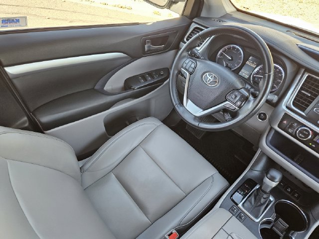 Used 2019 Toyota Highlander XLE AWD/4WD image 11
