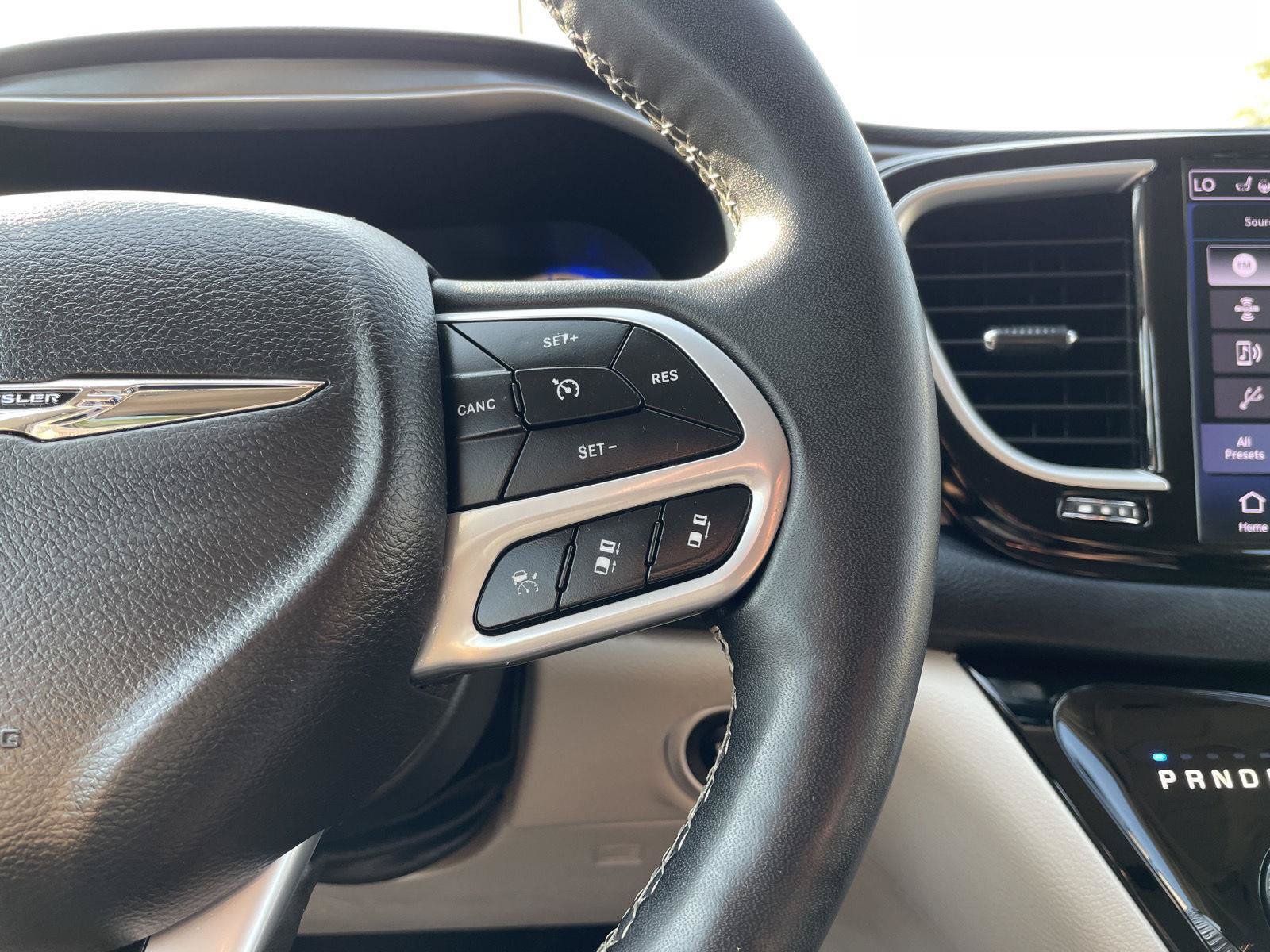 Used 2023 Chrysler Pacifica Touring-L FWD image 14