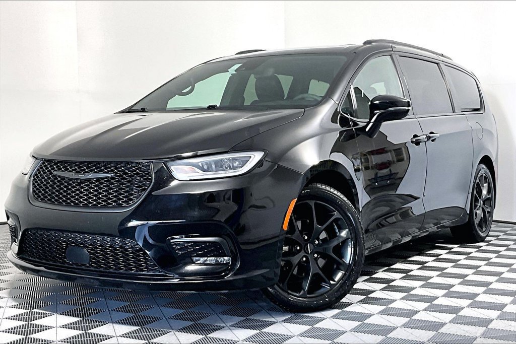 Used 2025 Chrysler Pacifica Limited FWD image 2