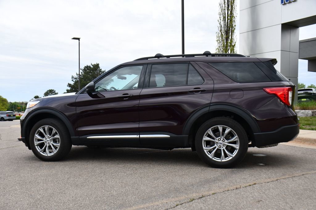 Certified 2023 Ford Explorer XLT w/ Equipment Group 202A AWD/4WD image 3