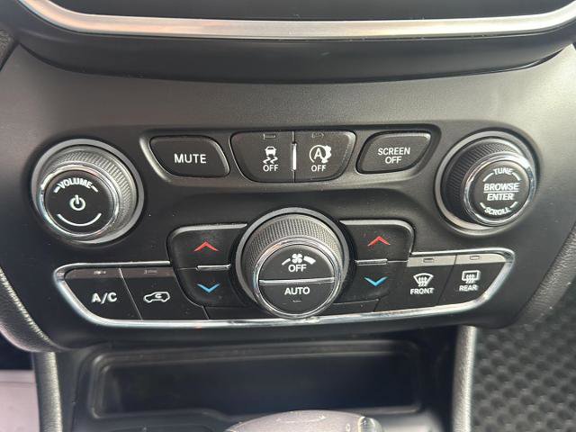 Used 2019 Jeep Cherokee Latitude Plus w/ Comfort/Convenience Group image 21