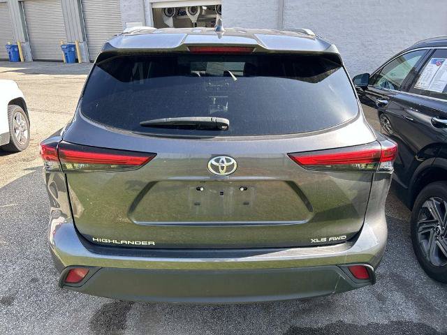 Used 2022 Toyota Highlander XLE AWD/4WD image 4