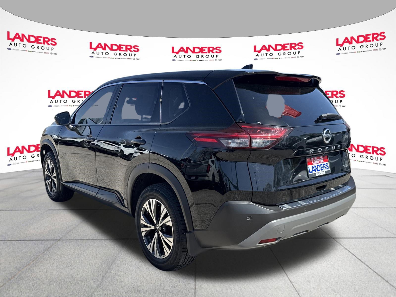 Used 2021 Nissan Rogue SV image 3