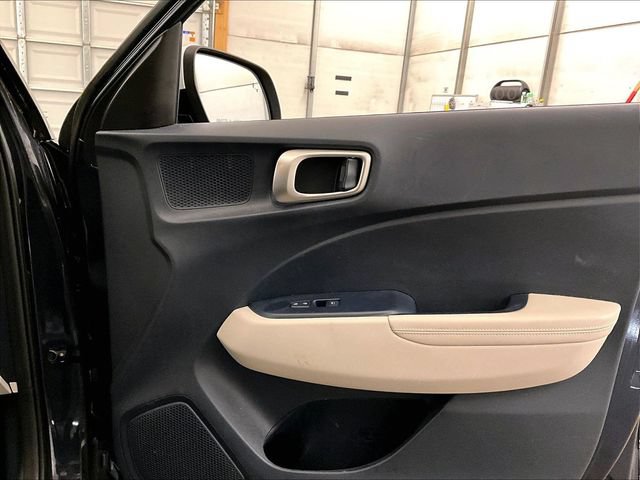 Used 2020 Hyundai Venue FWD image 23