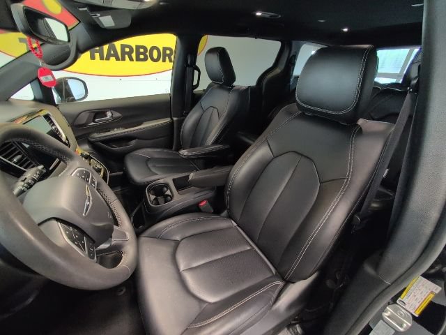 Used 2025 Chrysler Pacifica Select FWD image 11