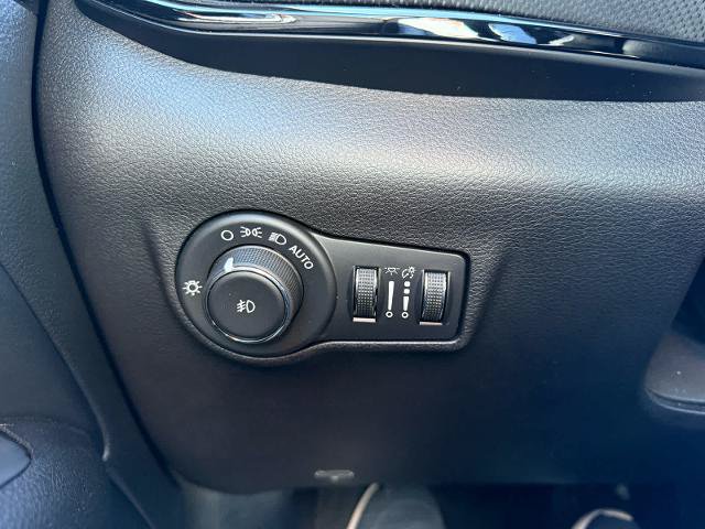 Used 2025 Jeep Compass Latitude w/ Convenience Group AWD/4WD image 24