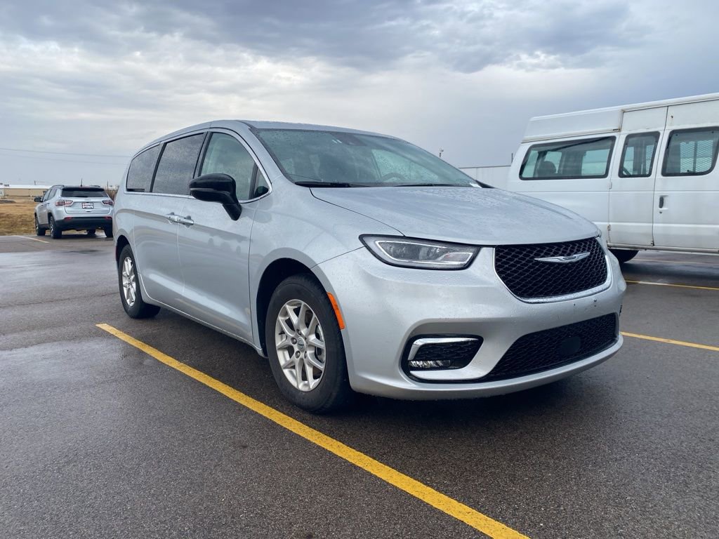 Used 2024 Chrysler Pacifica Touring-L image 4