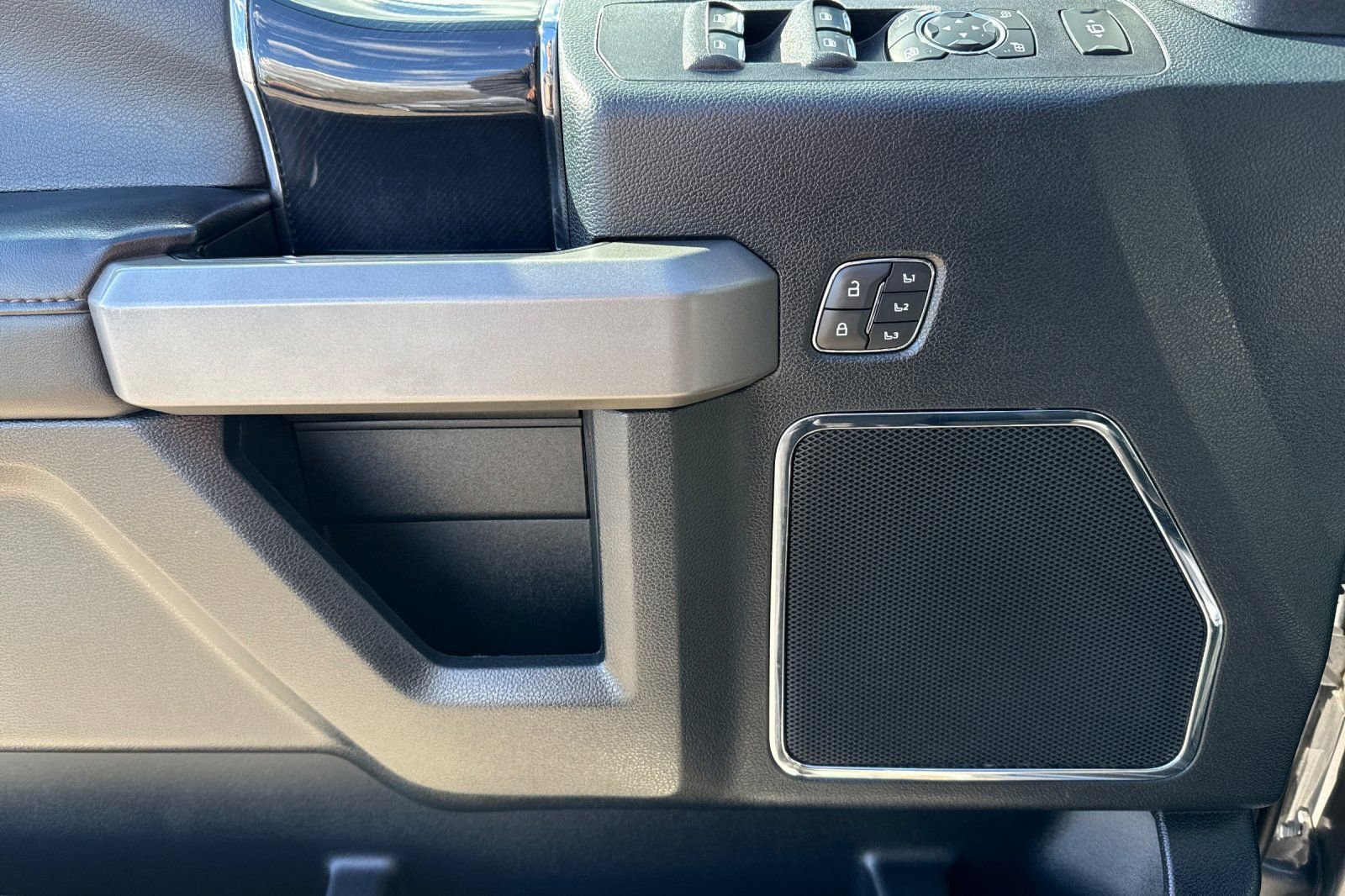 Certified 2021 Ford F450 Platinum w/ FX4 Off-Road Package image 12