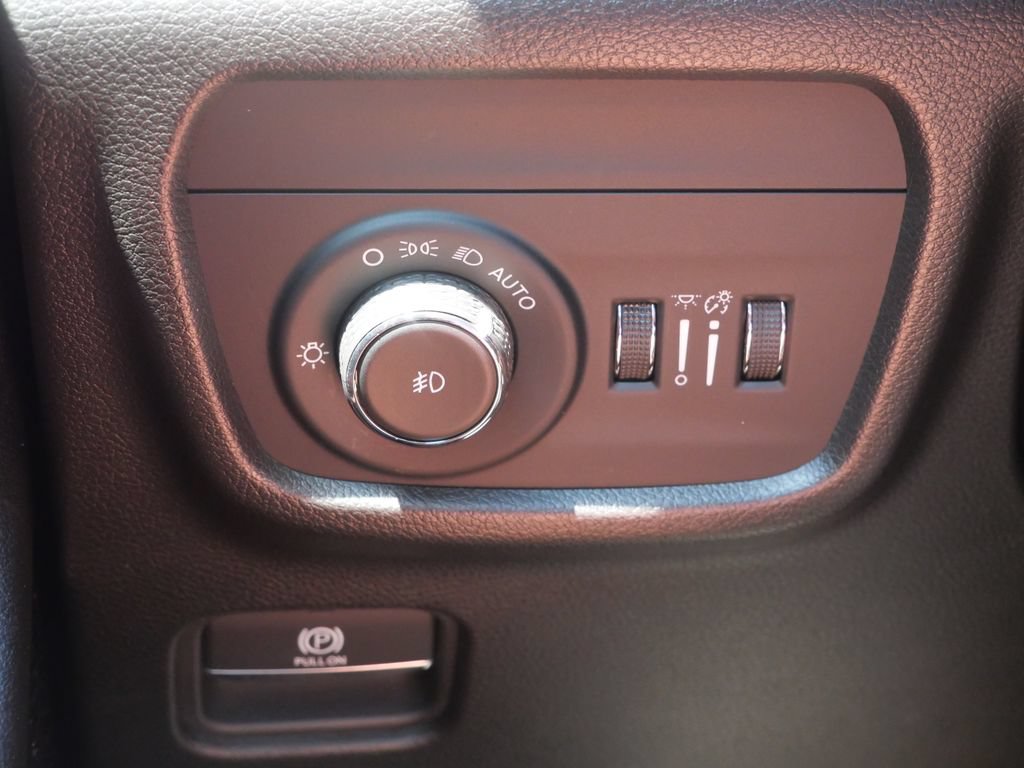 Used 2023 Jeep Grand Cherokee Overland w/ Luxury Tech Group IV AWD/4WD image 24