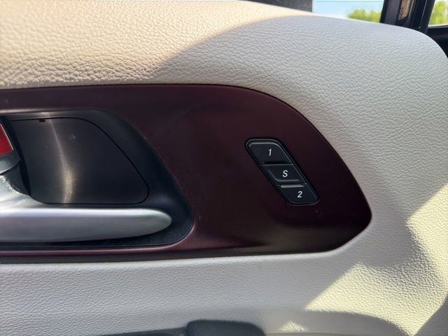 Used 2017 Chrysler Pacifica Limited FWD image 27