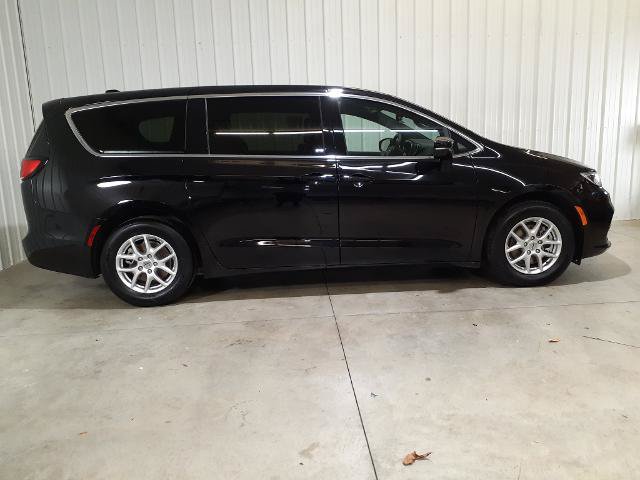 Used 2025 Chrysler Pacifica Select FWD image 25