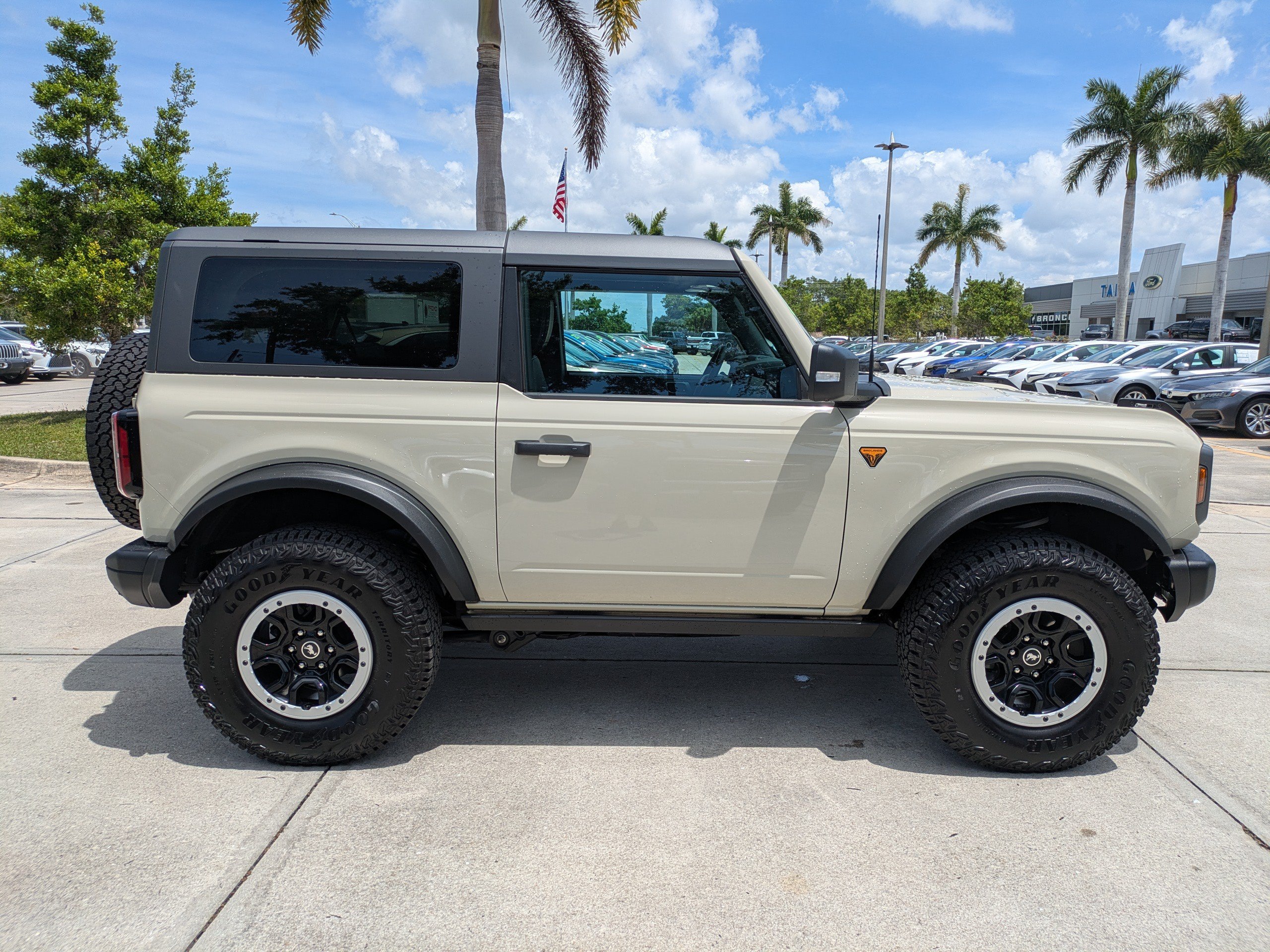 Certified 2025 Ford Bronco Badlands w/ Sasquatch Package AWD/4WD image 3