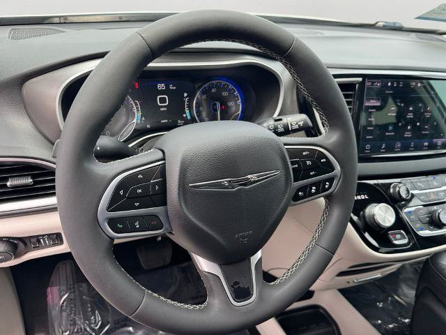 Used 2024 Chrysler Pacifica Touring-L FWD image 16