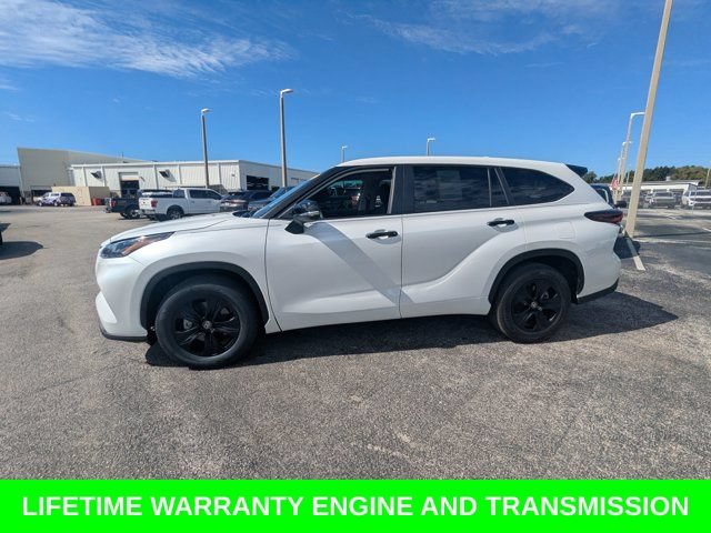 Used 2024 Toyota Highlander LE FWD image 8