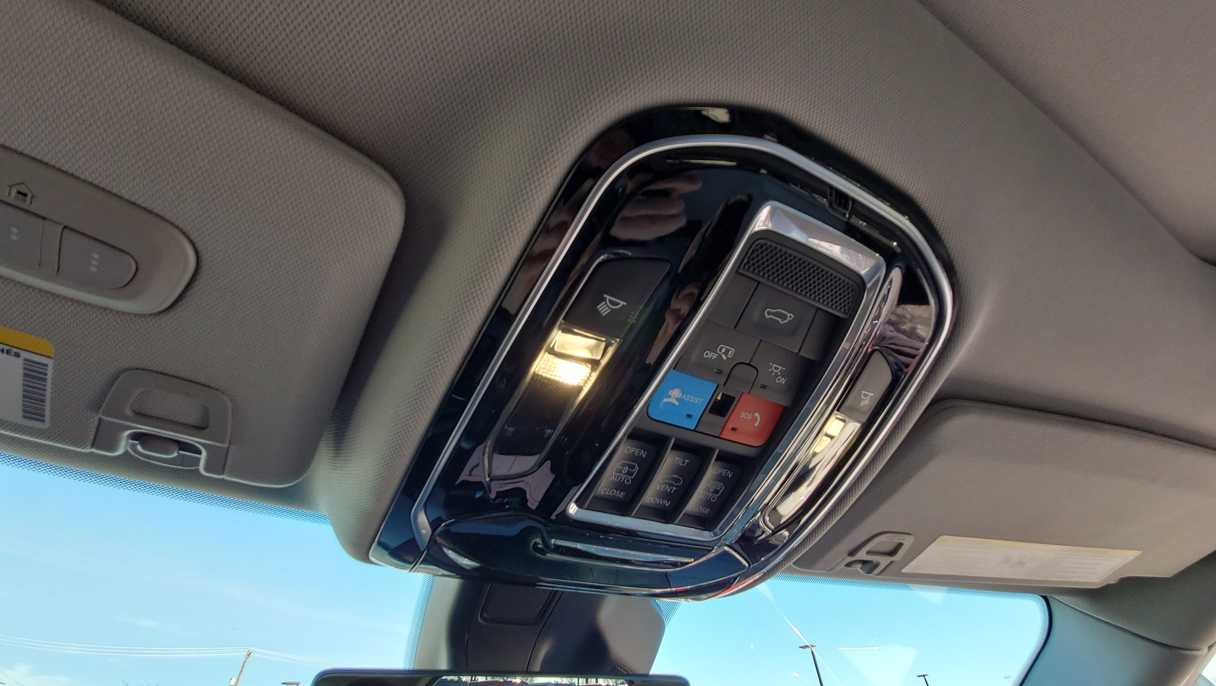 Used 2022 Jeep Grand Cherokee Overland w/ Advanced Protech Group III image 28