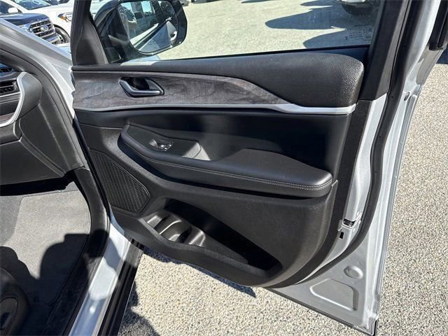 Used 2024 Jeep Grand Cherokee Limited image 21