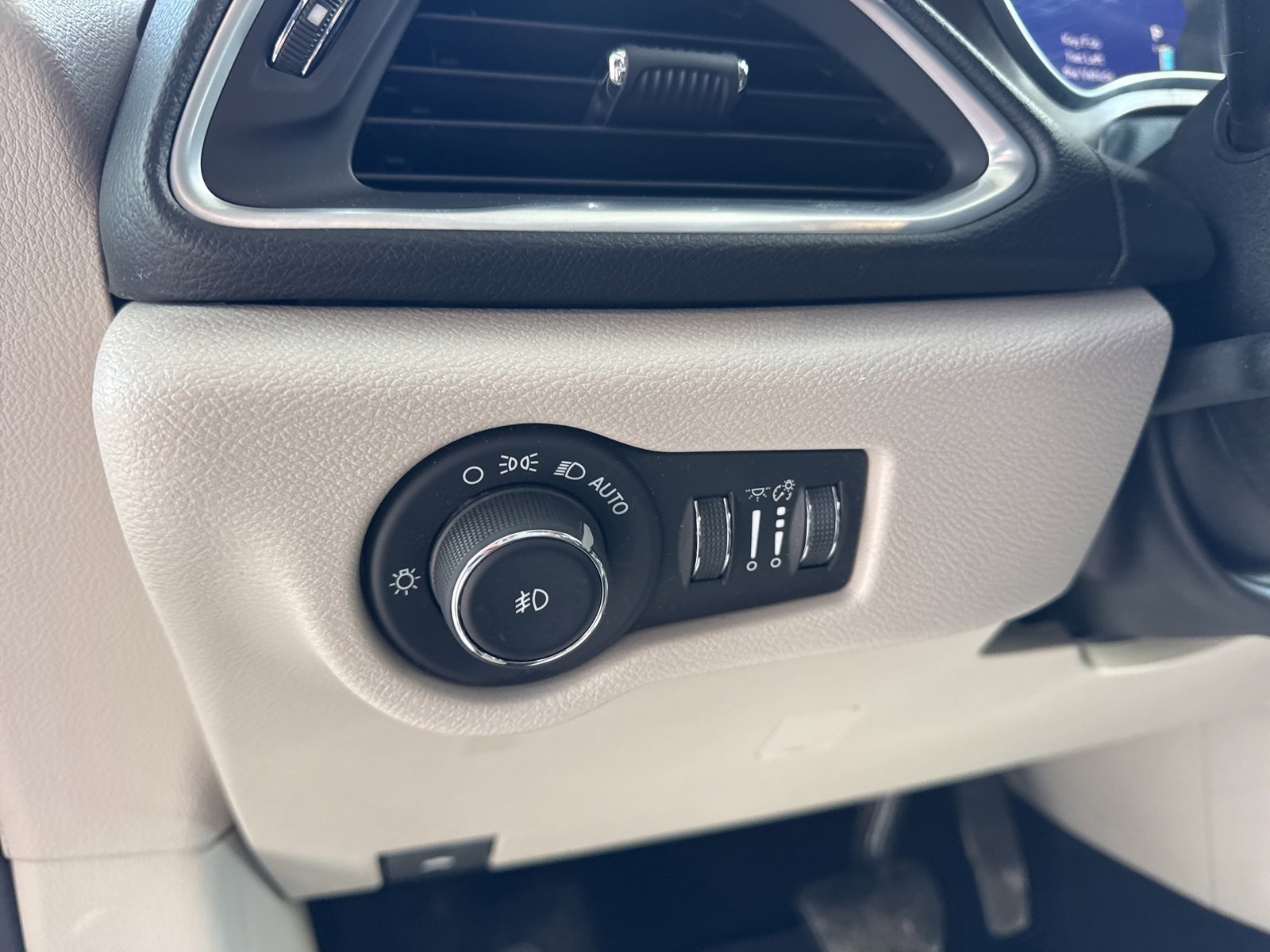 Used 2018 Chrysler Pacifica Touring-L Plus w/ Advanced Safetytec Group image 23