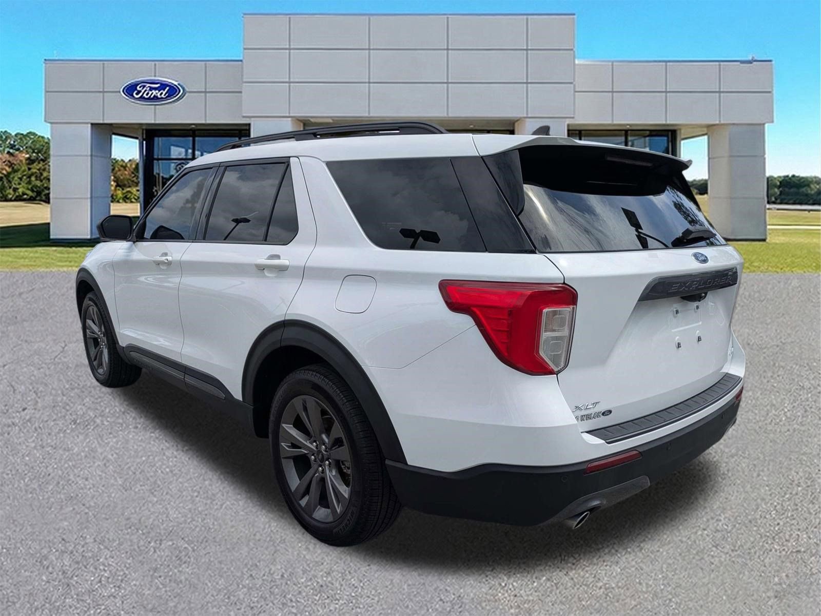 Certified 2021 Ford Explorer XLT w/ Equipment Group 202A AWD/4WD image 3