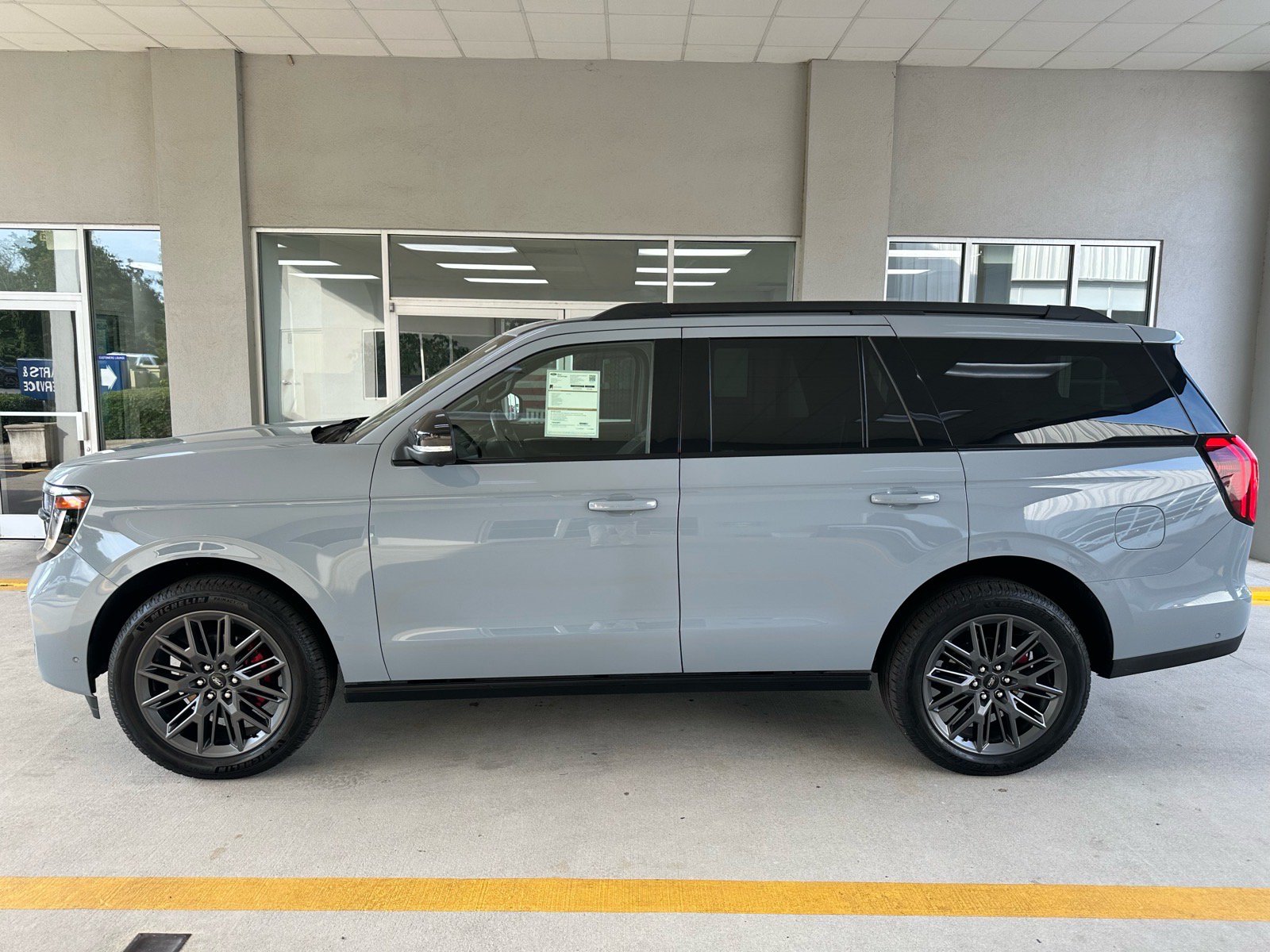 Certified 2025 Ford Expedition Platinum w/ Stealth Performance Package AWD/4WD image 4