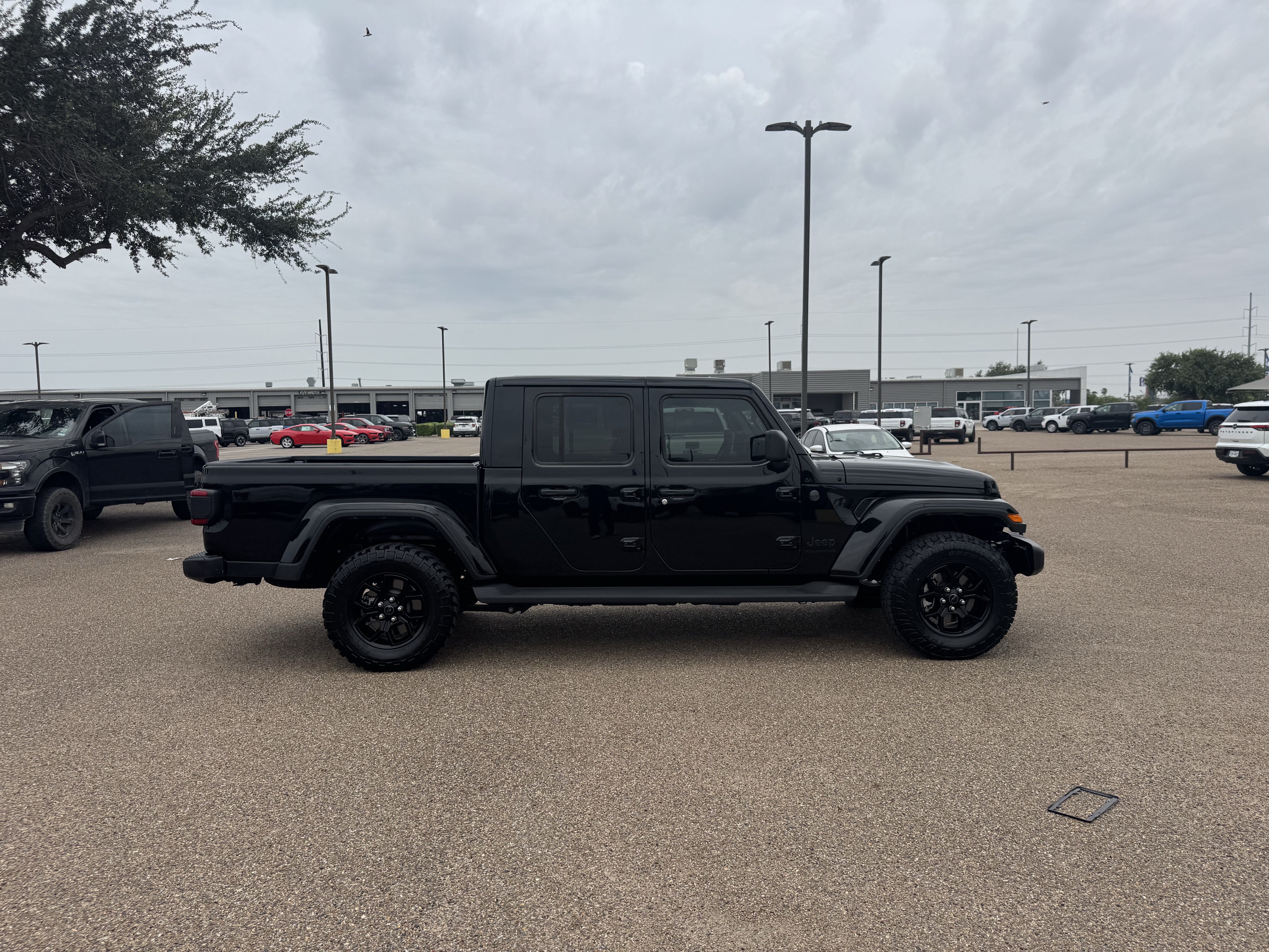 Used 2025 Jeep Gladiator Sport AWD/4WD image 4