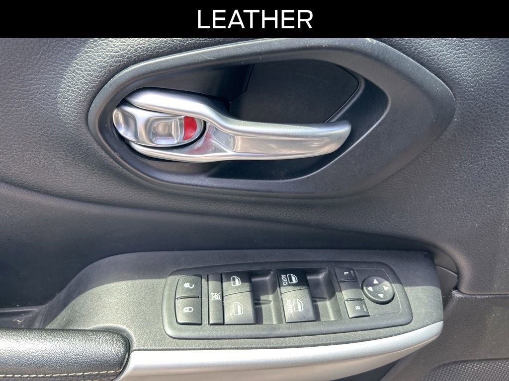 Used 2018 Jeep Cherokee Latitude Plus w/ Cold Weather Group AWD/4WD image 9