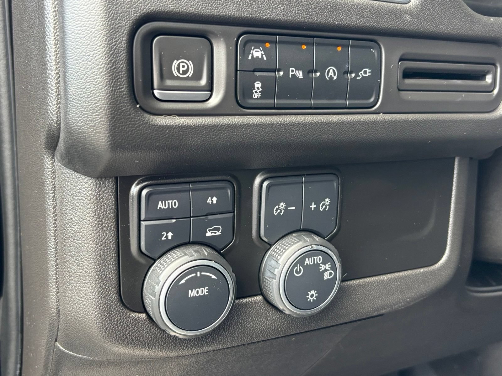 Used 2021 Chevrolet Suburban RST w/ Luxury Package AWD/4WD image 21