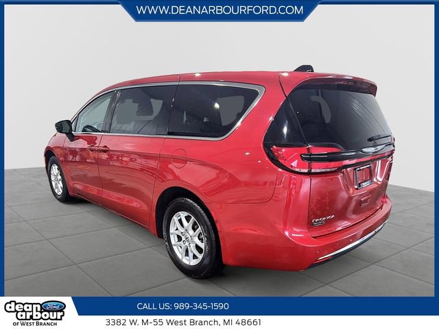 Used 2024 Chrysler Pacifica Touring-L FWD image 4