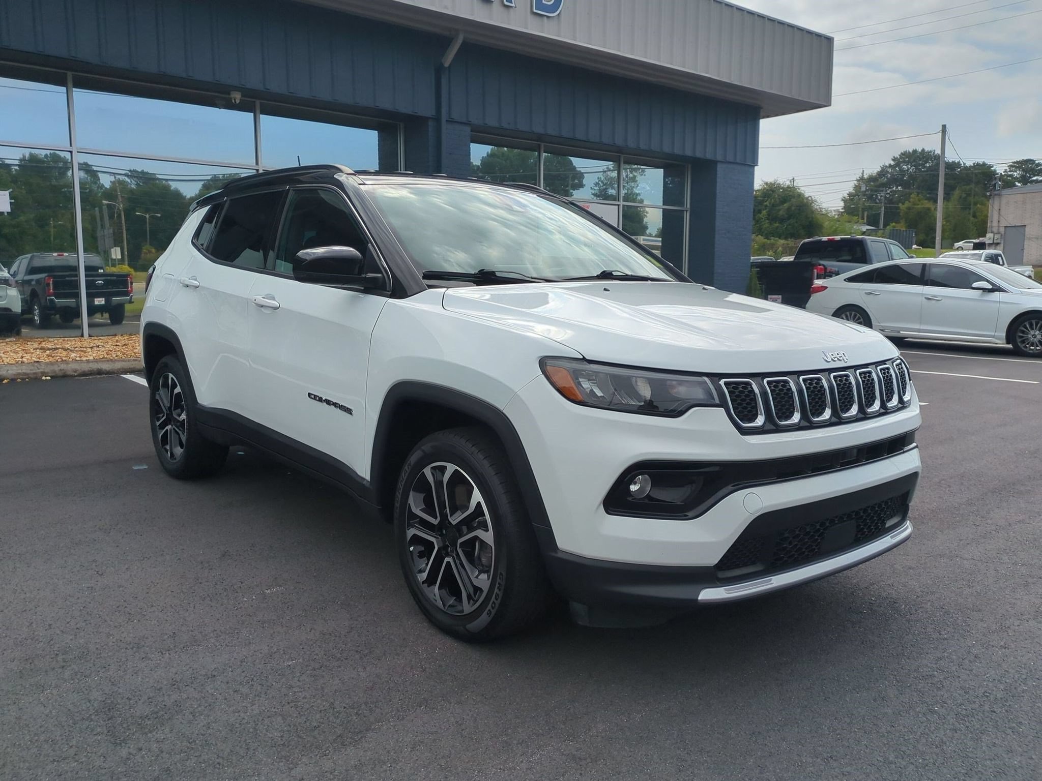 Used 2024 Jeep Compass Limited AWD/4WD image 3