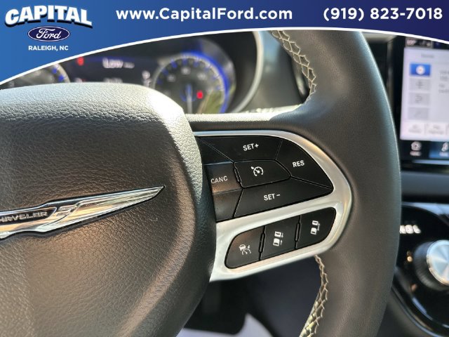 Used 2025 Chrysler Pacifica Select FWD image 23