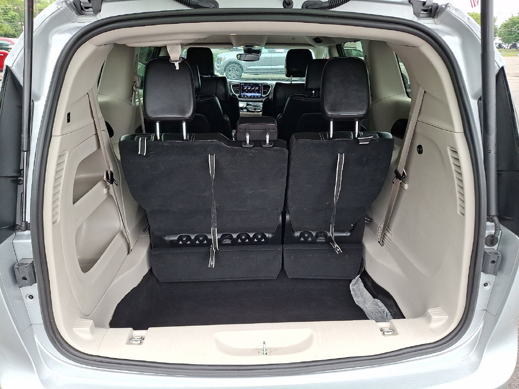 Used 2024 Chrysler Pacifica Touring-L FWD image 30