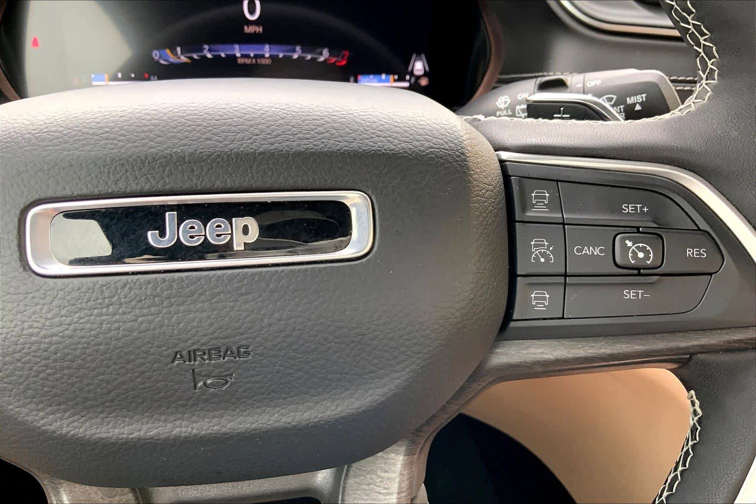 Used 2025 Jeep Grand Cherokee L Limited AWD/4WD image 25