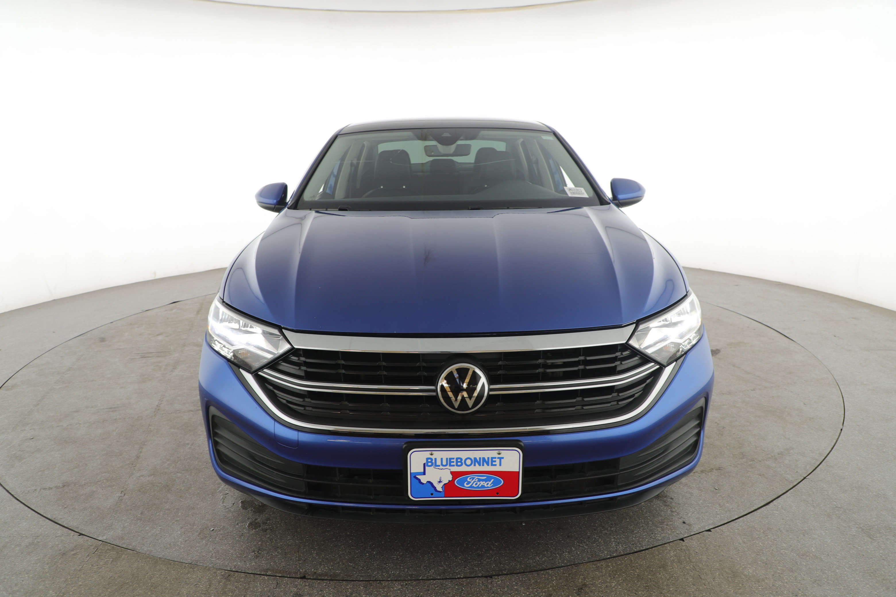Used 2024 Volkswagen Jetta SE w/ Panoramic Sunroof Package image 2