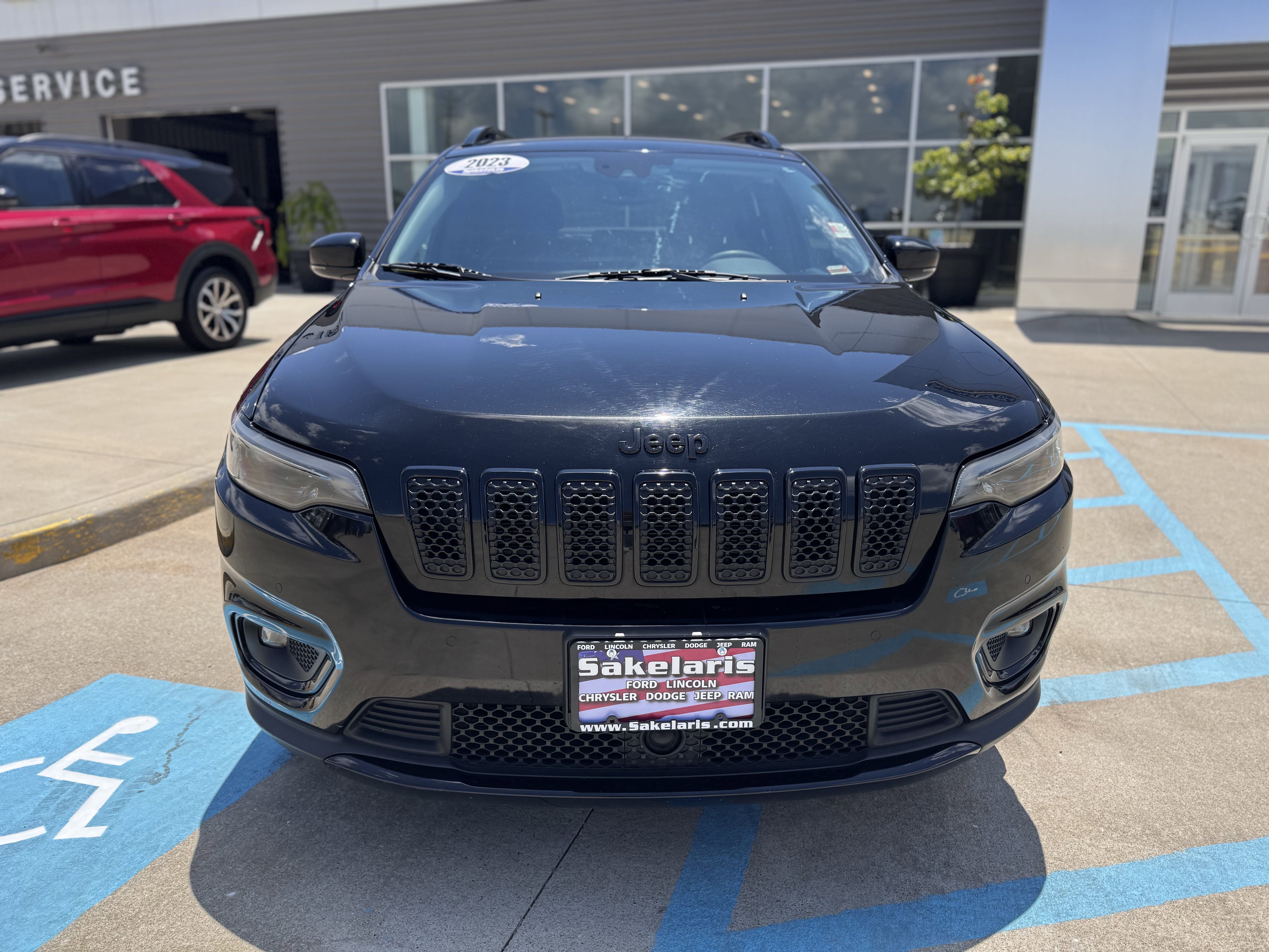 Used 2023 Jeep Cherokee Altitude Lux image 2