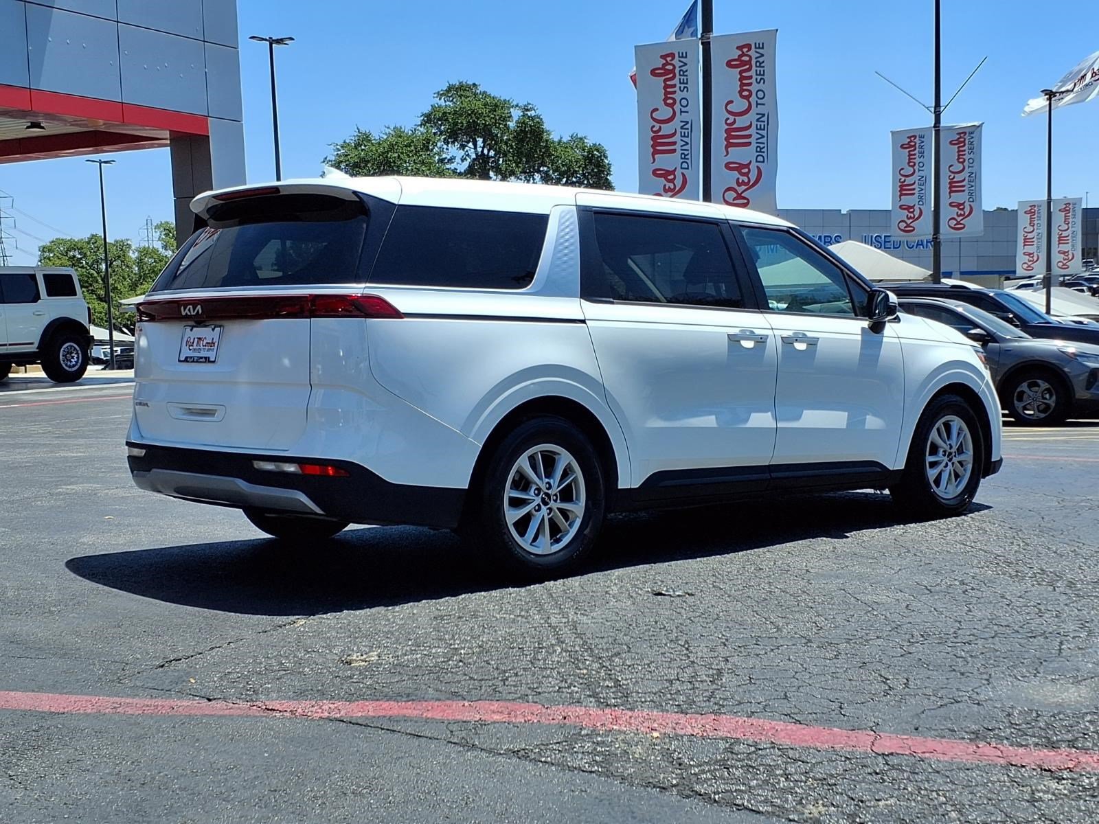 Used 2023 Kia Carnival LX FWD image 6