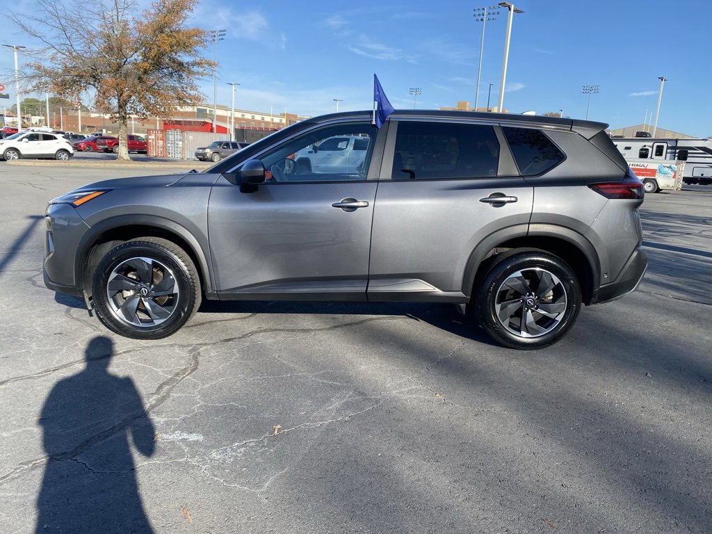 Used 2024 Nissan Rogue SV image 2