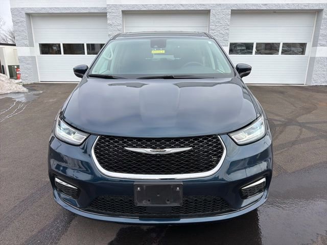 Used 2023 Chrysler Pacifica Touring-L image 10