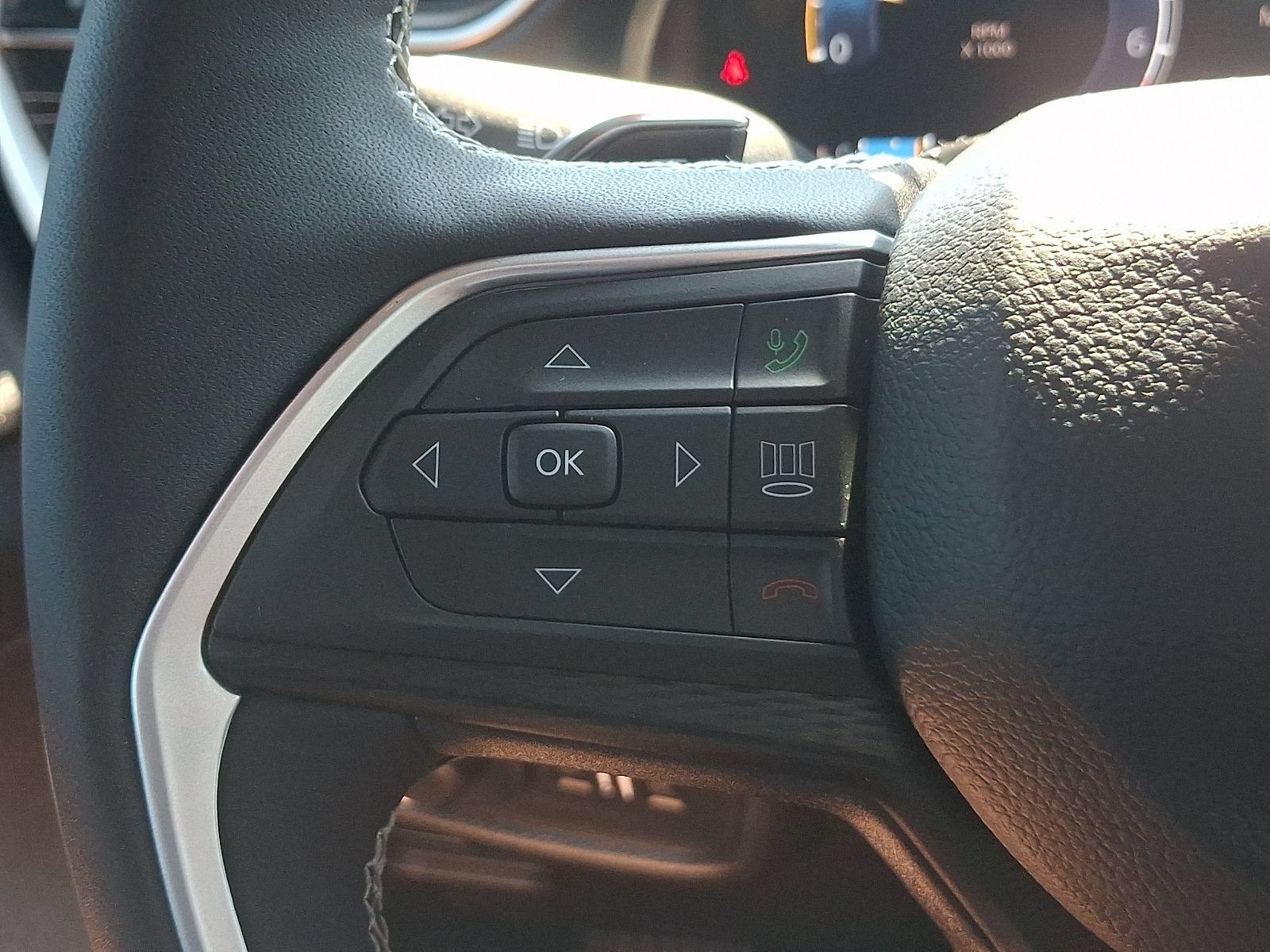 Used 2024 Jeep Grand Cherokee Altitude AWD/4WD image 22