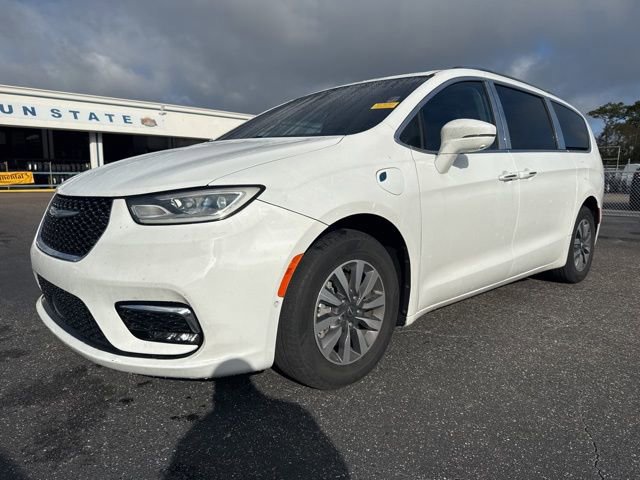 Used 2021 Chrysler Pacifica Touring-L w/ Uconnect Theater Family Group image 6