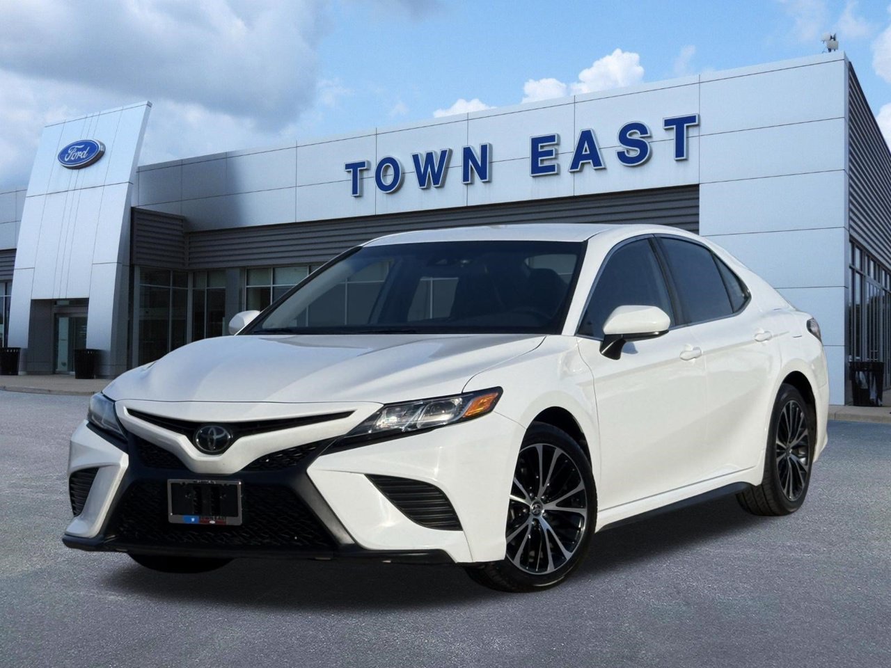 Used 2020 Toyota Camry SE FWD image 1