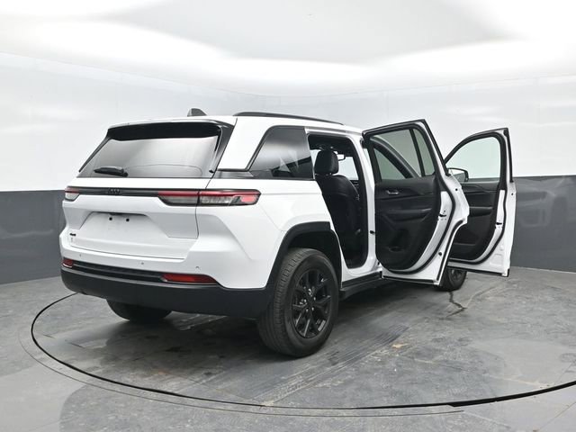 Used 2024 Jeep Grand Cherokee Altitude AWD/4WD image 29