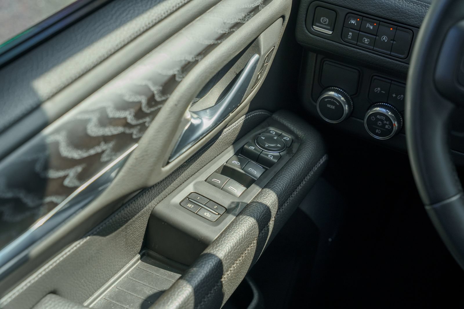Used 2023 GMC Yukon XL Denali RWD image 38