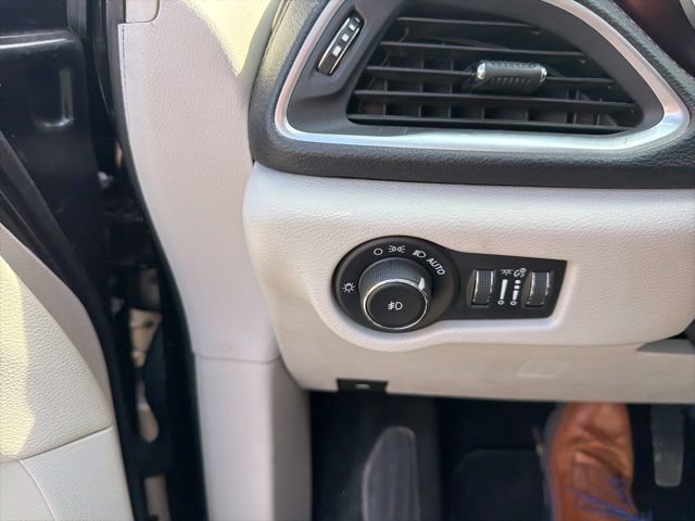 Used 2017 Chrysler Pacifica Limited FWD image 26