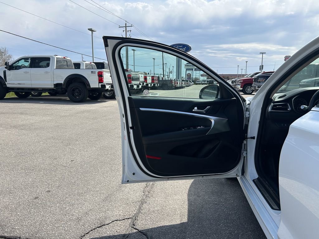 Used 2025 Genesis G70 2.5T image 12