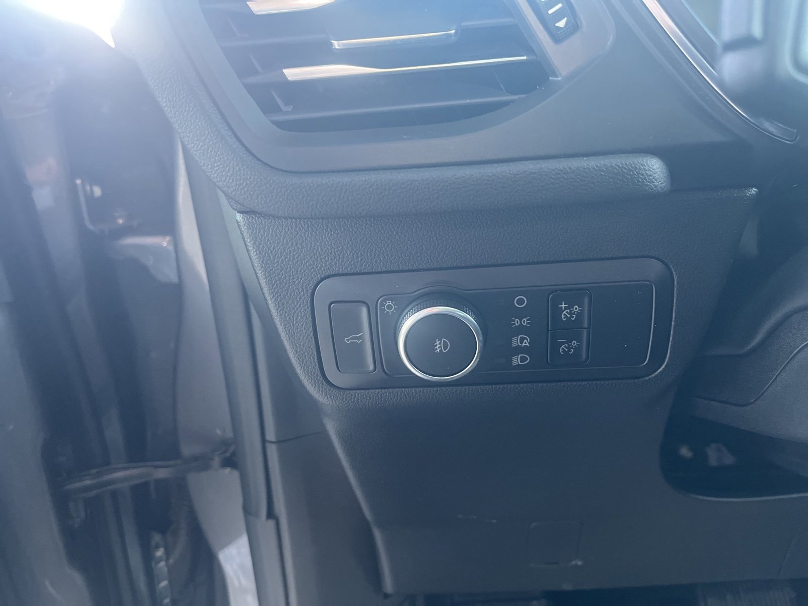 Certified 2022 Ford Escape Titanium w/ Class II Trailer Tow Package image 18