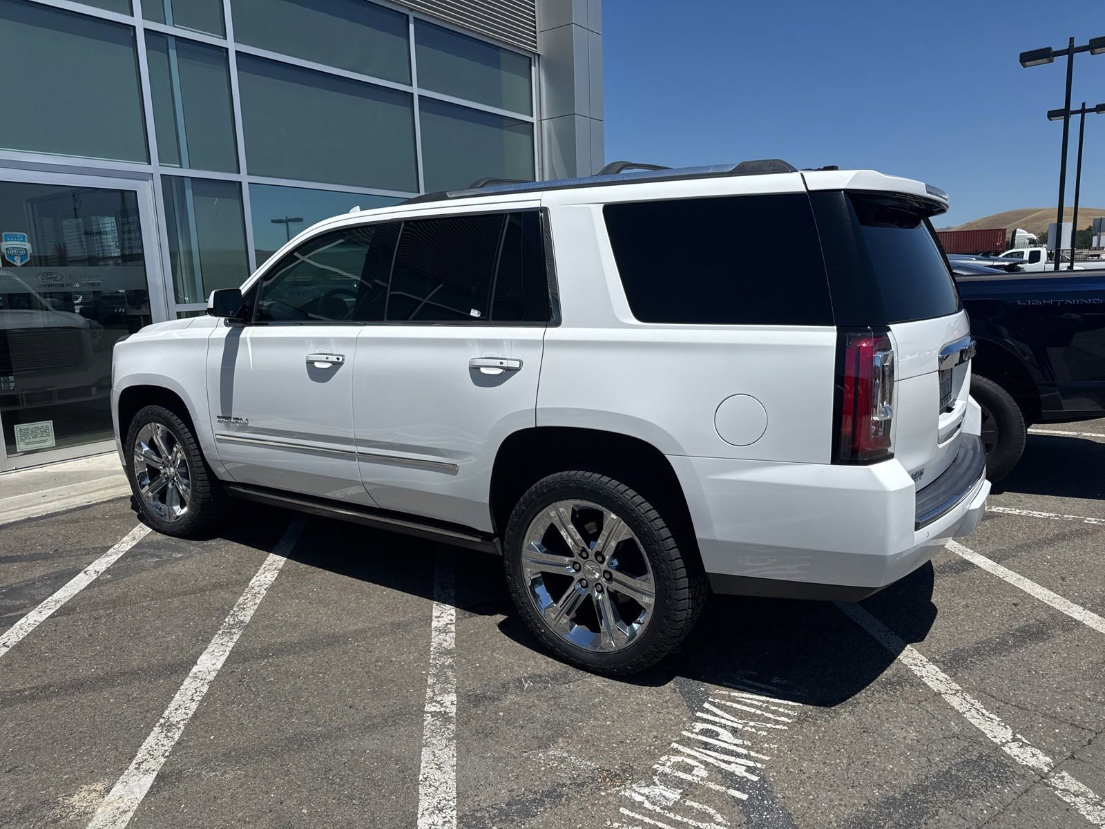 Used 2017 GMC Yukon Denali w/ Open Road Package AWD/4WD image 3