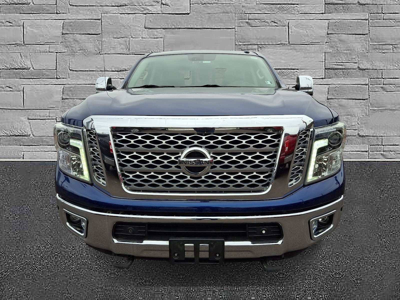 Used 2017 Nissan Titan SL AWD/4WD image 3