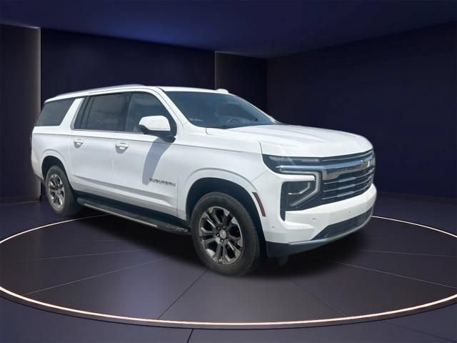 Used 2025 Chevrolet Suburban LT w/ Comfort Package RWD image 2
