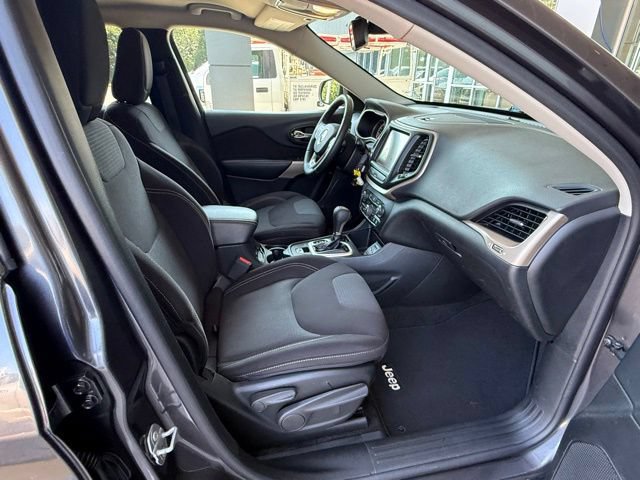 Used 2017 Jeep Cherokee Latitude w/ Safety/Convenience Group FWD image 19